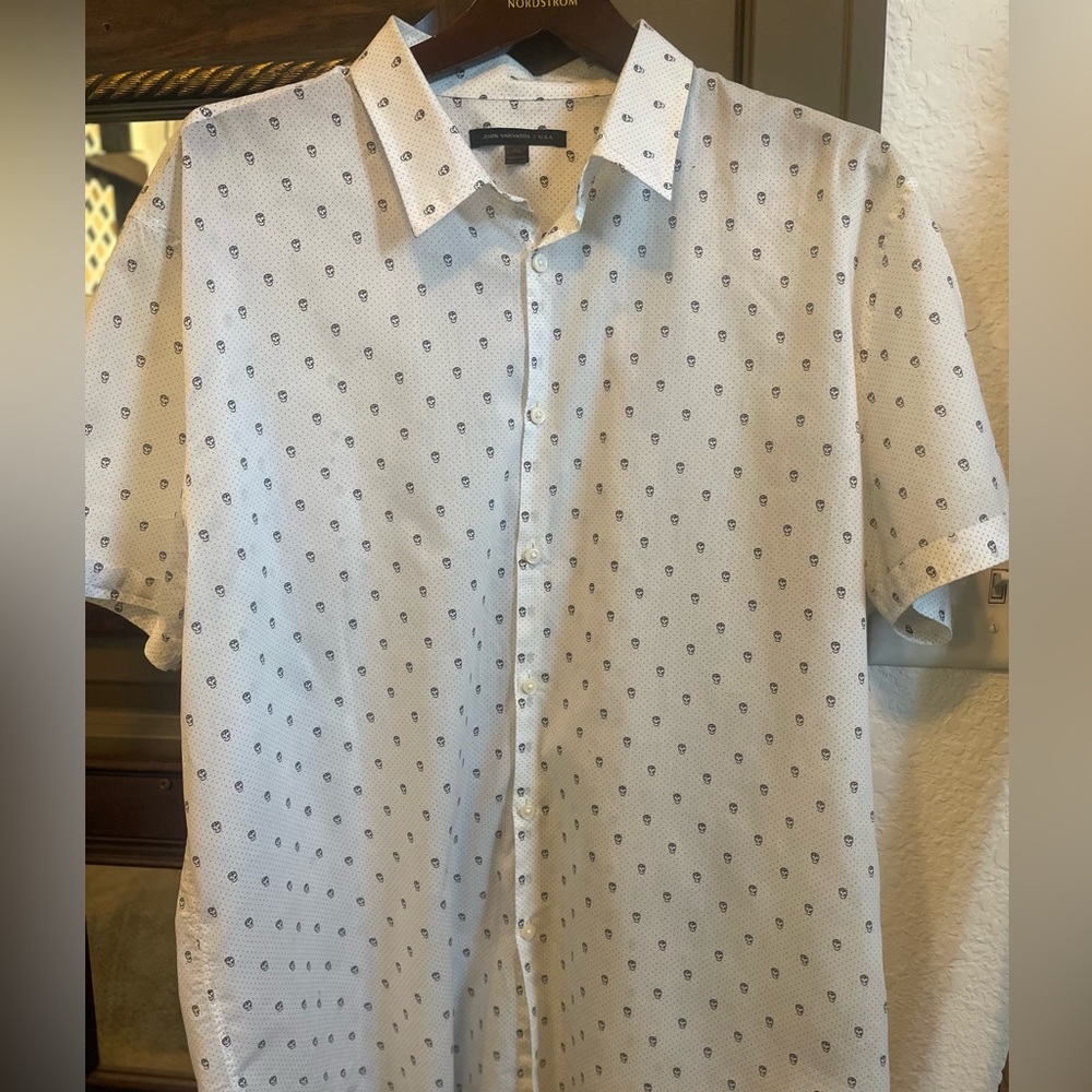 MENS XL JOHN VARVATOS USA SHORT SLEEVE BUTTON DOWN LIGHT WEIGHT SHIRT.